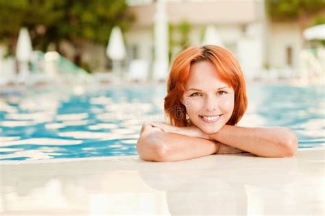 Femme De Sourire Dans Le Bikini Dans Le Regroupement Image Stock