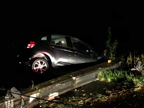 Carro Colide Contra Poste Em Pomerode Fundos Jornal De Pomerode