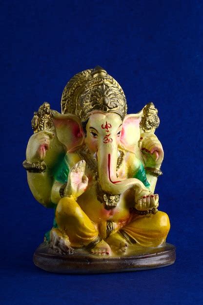 Dios Hind Ganesha Ganesha Idol Sobre Fondo Azul Foto Premium