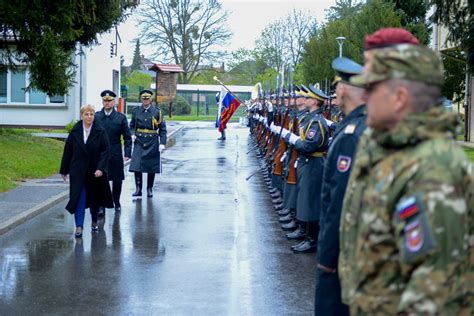 Slovenska Vojska On Twitter Predsednica In Vrhovna Poveljnica