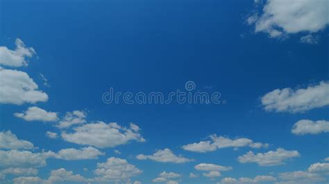 Majestuoso Cielo Azul Con Nubes Las Nubes Se Mueven En El Cielo Azul