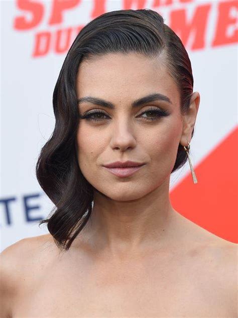 Dama U Crvenom Mila Kunis U Modelu Haljine Koji Idealno Pristaje