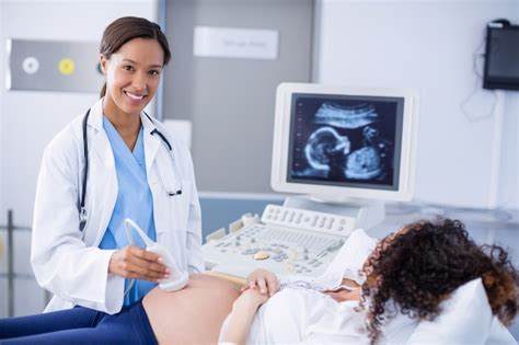 Premium Photo Doctor Doing Ultrasound Scan For Pregnant Woman