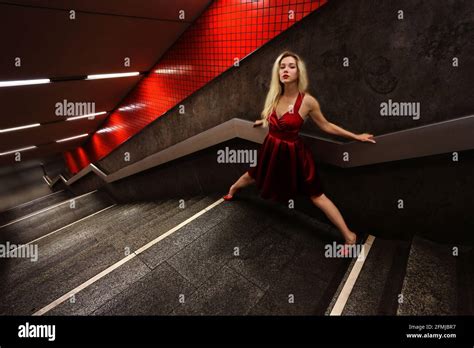 Bayern Altstadt N Rnberg U Bahn Subway Oder Metro Steht Eine Blonde