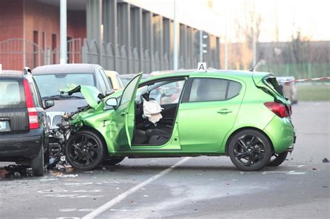 Una Macchina Sbanda Impazzita Per Milano Sfonda Il Marciapiede E Si