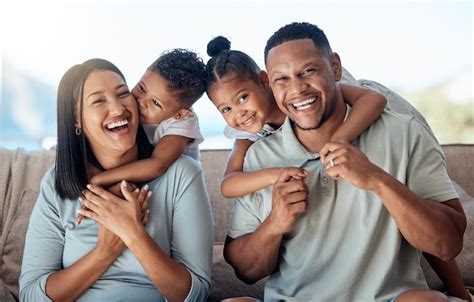 Familia Feliz Madre Y Padre Con Hijos En Un Retrato En Un Sof