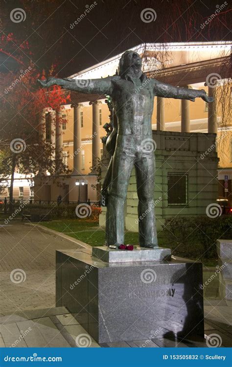 Monumento De Vladimir Vysotsky En Mosc Rusia En La Noche Fotografía