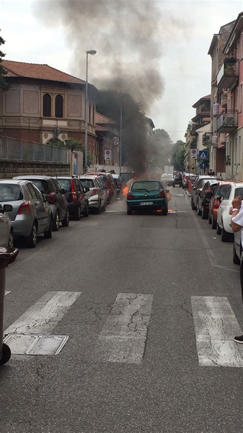 Corsico Il Motore Dellauto Prende Fuoco Paura In Centro Corriere It