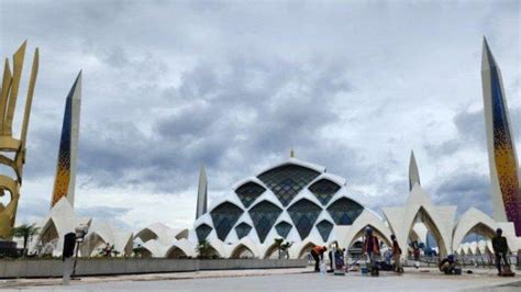 Melihat Megahnya Masjid Raya Al Jabbar Yang Kini Jadi Tempat Wisata