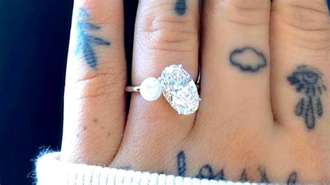 Ariana Grande Engagement Ring Fans Believe Ariana Grande S Engagement