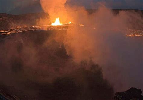 Hawaii volcano Kilauea erupts spewing molten lava sparking 'red warning ...