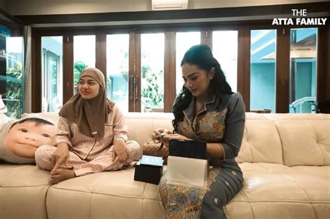 Aurel Hermansyah Dan Atta Halilintar Beri Kado Jam Tangah Mewah