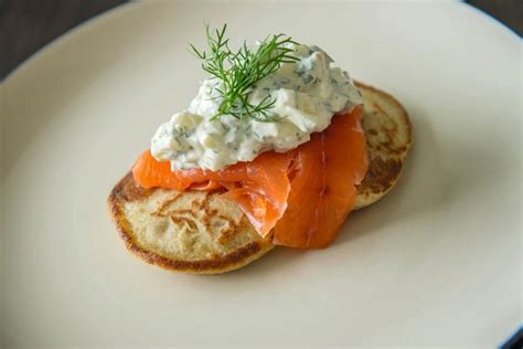 Recept Blinis Met Gerookte Zalm Zure Room En Appel De Standaard