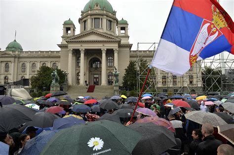 "Srbija protiv nasilja": Počelo formiranje prstena oko RTS-a - Protesti ...