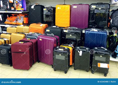 Vente Des Valises Dans Le Magasin Photo Stock Image Du Contemporain