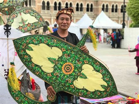 Mini Wau-Making Workshop by Razi Said – Kakiseni