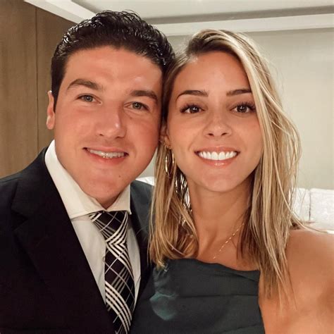 Completamente mojada Mariana Rodríguez posa de espaldas con coqueto bikini En El Radar