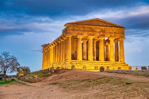 Templo De Concordia En El Valle De Los Templos Al Atardecer En