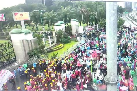 Demo Di Depan Gedung DPR RI Jalan Gatot Subroto Ditutup Sementara