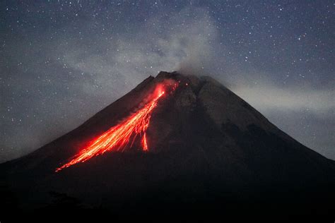 El volcán Monte Merapi de Indonesia entra en erupción arrojando cenizas