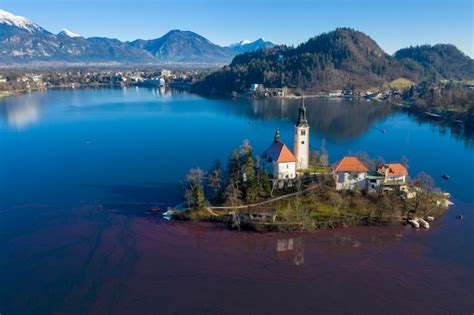 Panorama de vista aérea de algas rojas de la isla del lago bled en