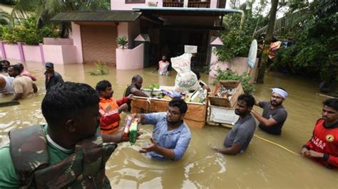 Kerala floods: Relief teams rescue 22,000 as rains ease | Consumers ...