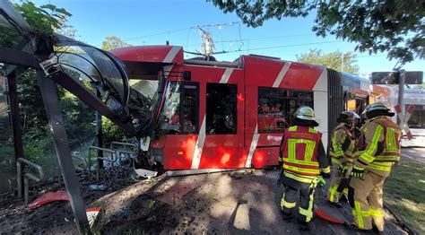 Schwerer Unfall mit Straßenbahn und Lkw in Krefeld Fünf Verletzte