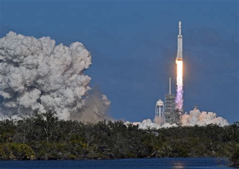 ℹ SpaceX se prepara para el lanzamiento de su mega cohete Falcon Heavy