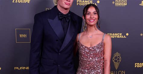 Erling Haaland & girlfriend Isabel stroll into Ballon d'Or awards - Futbol on FanNation