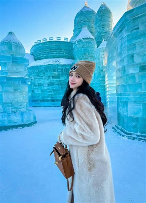 Nghệ sĩ Việt đu trend chụp trời tuyết Midu sang chảnh Thảo Nhi chơi trội với bikini nóng bỏng