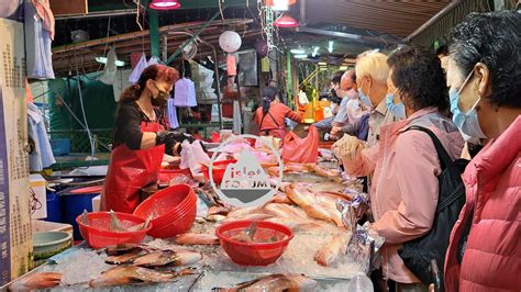 香港仔早上魚市場的人群 Crowds At The Morning Fish Market In Aberdeen 南區 Southern