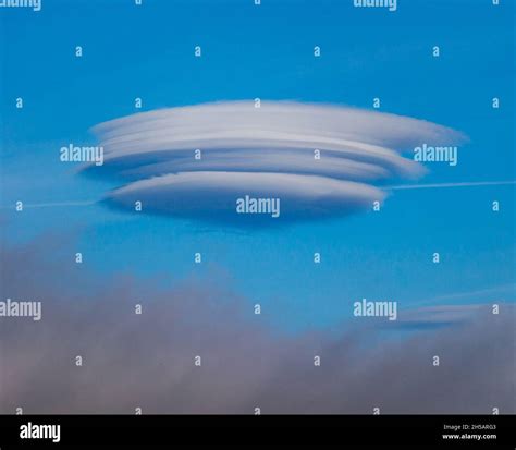 Nubes Circulares Fotografías E Imágenes De Alta Resolución Alamy