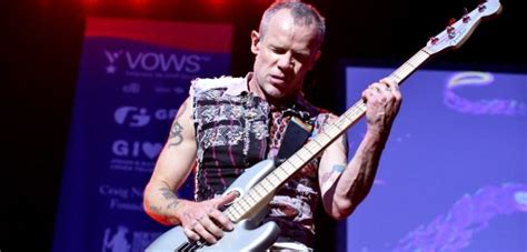 Bajista de Red Hot Chili Peppers y experiencia con drogas Comencé cuando tenía años