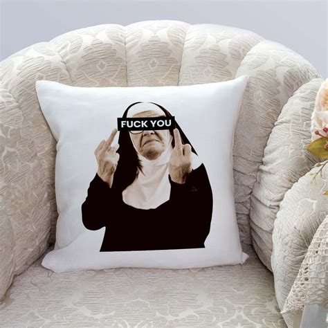 Almofada Freira Irmã Sister Fuck You Foda Se Você Preta CD Toyshow Tudo de Marvel DC