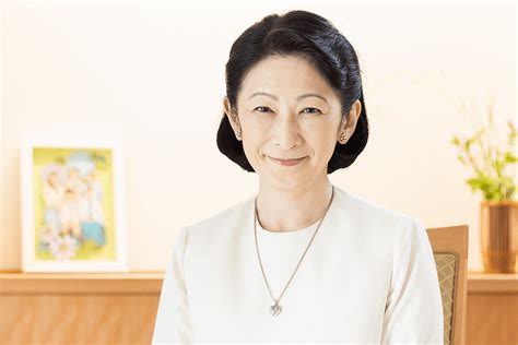 紀子さま57歳のお誕生日で恒例の文書を公表同日公開された家族写真で垣間見た長女眞子さん次女佳子さまへの切なるメッセージ ライブドアニュース