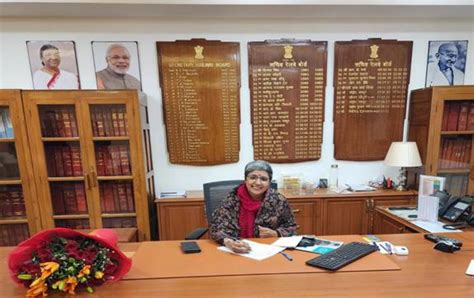 Aruna Nayar IRPS takes charge as Secretary- Railway Board