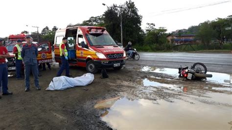 Motociclista morre após se envolver em acidente caminhão em Blumenau