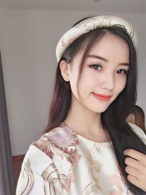 Bảo Hân Về nhà đi con khoe ảnh chụp với bạn cùng lớp dàn hot girl toàn cực phẩm lấn át cả