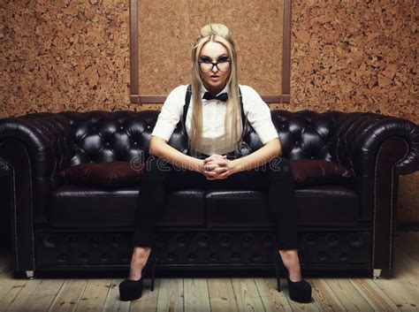 Fille Blonde S Asseyant Sur Un Sofa Photo Stock Image Du Fille Mod Le