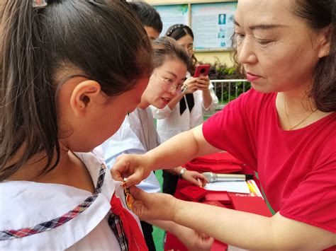 九江经开区滨兴小学举行红领巾奖章一星章颁章仪式 九江市 小学 星星 新浪新闻