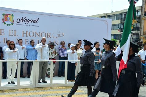 Se lleva a cabo el desfile cívico militar por el aniversario 213 de la