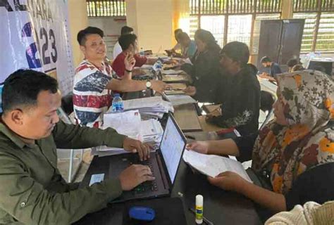 Ribuan Peserta Tes Wawancara Job Fair PT GNI Di Nakertrans Morut