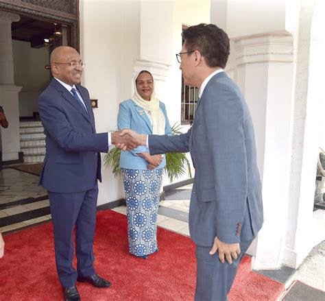 RAIS WA ZANZIBAR MHE DK HUSSEIN MWINYI AZUNGUMZA NA MSANII MAARUFU WA