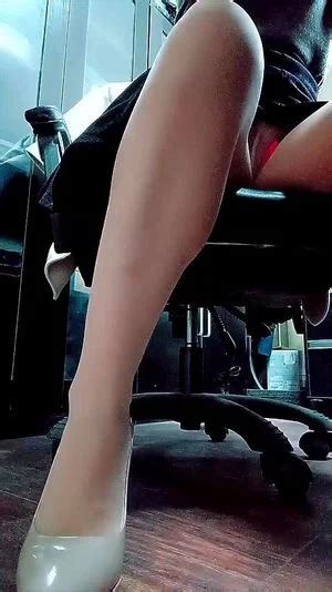 Assista 寂寞的财务姐姐露脸上着班发骚好刺激听狼友指挥掏出奶子自己舔乳头都漏出来了逼逼里塞着跳蛋抽插好骚啊 Solo 少妇 财务 Porn SpankBang