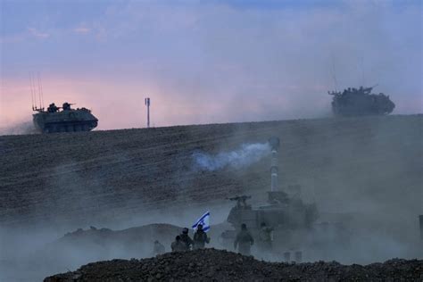 Israels Armee Schl Gt Massiv Zu Aber Bislang Noch Ohne Bodenoffensive