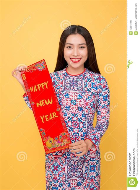 El Mostrar Tradicional Del Ao Dai Del Traje Del Festival De La Mujer