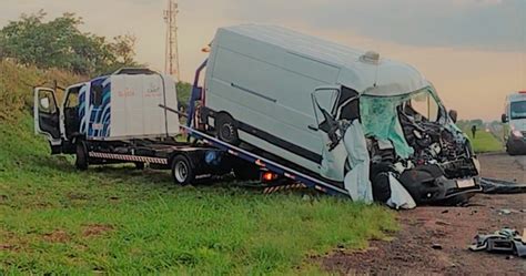 Homem Morre Ao Bater Furgão Na Traseira De Caminhão Na Rodovia Orlando