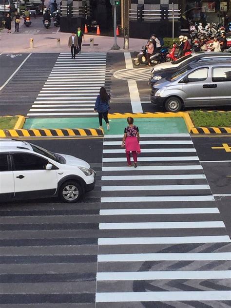 擺脫行人地獄 高雄市改善路口號誌並設行人穿越庇護島 交通新訊 發燒車訊