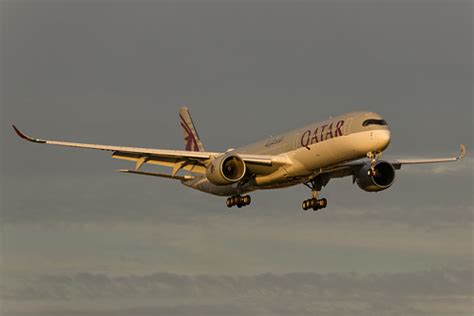 A Anb Lhr Qatar Airways A Landing Runway Flickr