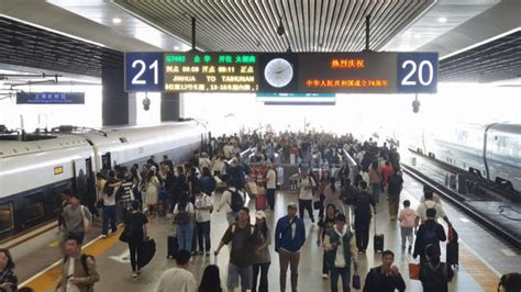 长三角铁路客流日发送量高位运行，铁路上海站迎来返程高峰旅客到达合肥